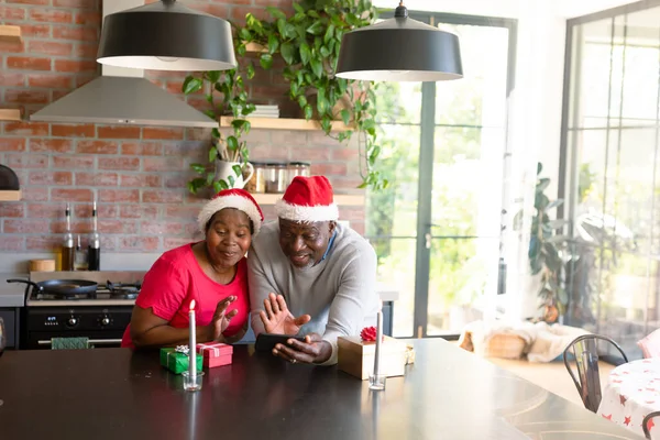 Glückliches Afrikanisch Amerikanisches Seniorenpaar Das Der Weihnachtszeit Der Küche Videotelefonie — Stockfoto