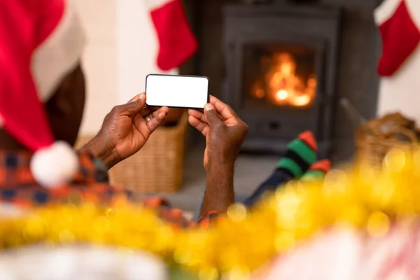 Rückansicht Eines Afrikanisch Amerikanischen Senioren Paares Das Weihnachten Ein Smartphone — Stockfoto