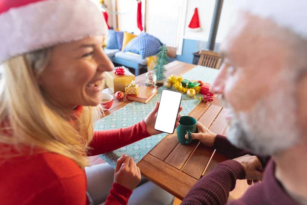 Щаслива Зріла Пара Робить Відеодзвінок Використовує Смартфон Копіювальним Простором Різдвяні — стокове фото