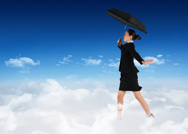 Jovem empresária segurando guarda-chuva — Fotografia de Stock