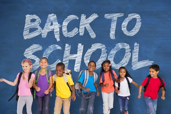 Leerlingen met terug naar school bericht — Stockfoto