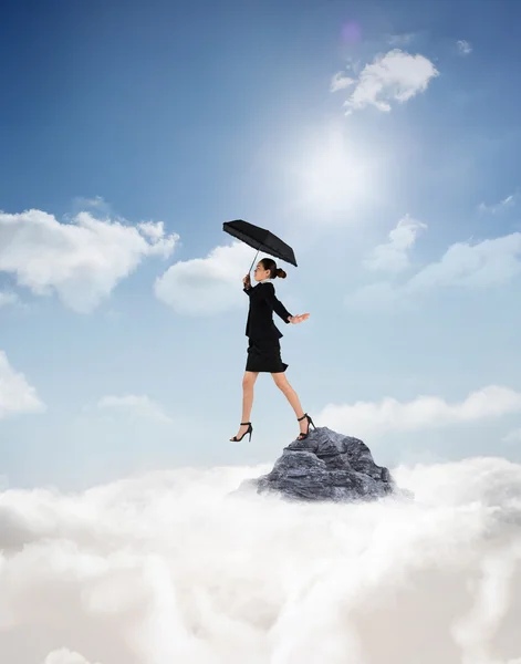 Jovem empresária segurando guarda-chuva — Fotografia de Stock