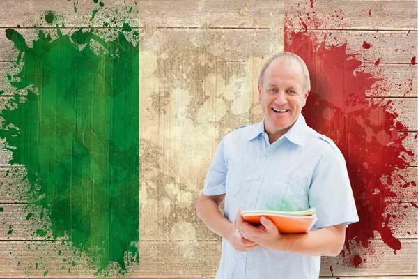 Étudiant tenant des carnets contre le drapeau italien — Photo