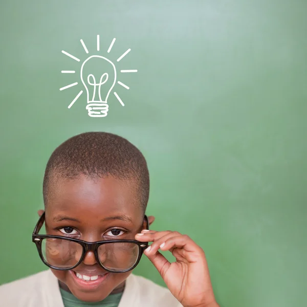 Schüler kippt Brille gegen Ideengrafik — Stockfoto