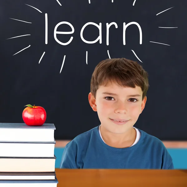 Lernen gegen roten Apfel auf Bücherstapel — Stockfoto