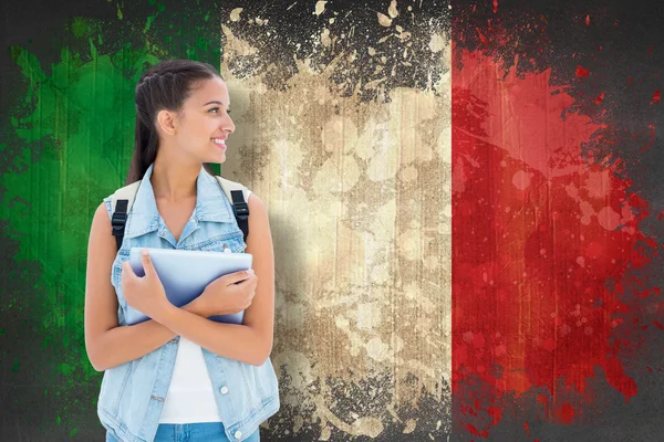 Estudante segurando tablet pc contra bandeira itália — Fotografia de Stock