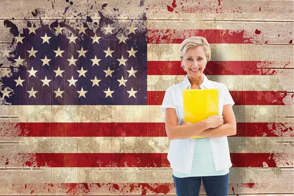 Estudiante maduro sonriendo contra bandera de EE.UU. — Foto de Stock