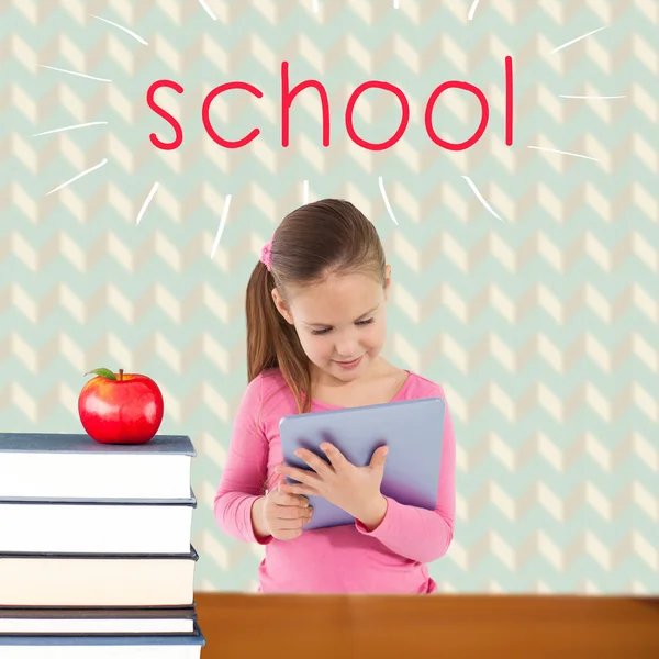 Школа против красного яблока на груде книг — стоковое фото