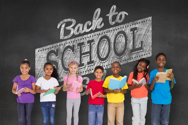 Leerlingen met terug naar school bericht — Stockfoto