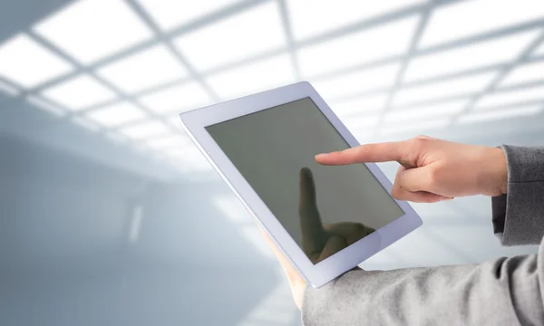 Kompositbild einer Geschäftsfrau mit Tablet-PC — Stockfoto
