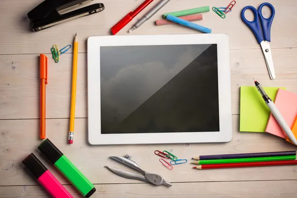 Samengestelde afbeelding van digitale tablet op studenten Bureau — Stockfoto