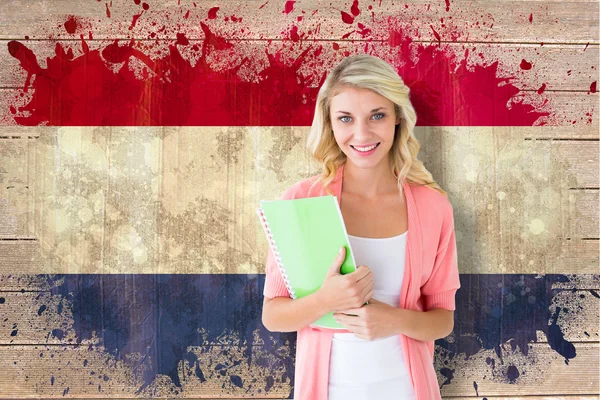 Estudiante sonriendo contra bandera de los Países Bajos — Foto de Stock