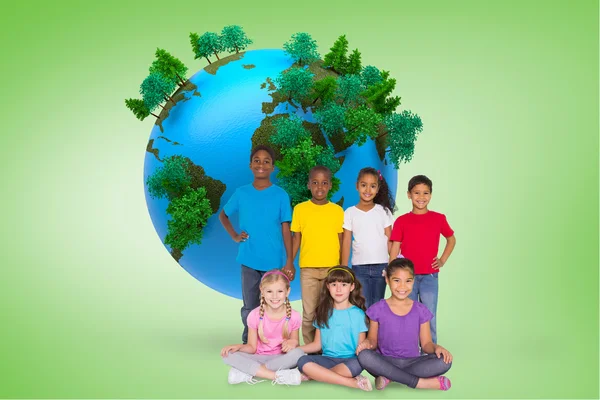 Leerlingen tegen groene vignet met globe — Stockfoto