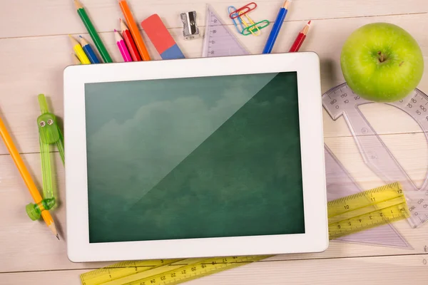 Imagem composta de tablet digital na mesa dos alunos — Fotografia de Stock