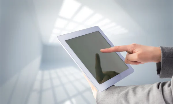 Комический образ бизнесвумен с помощью планшетного компьютера — стоковое фото