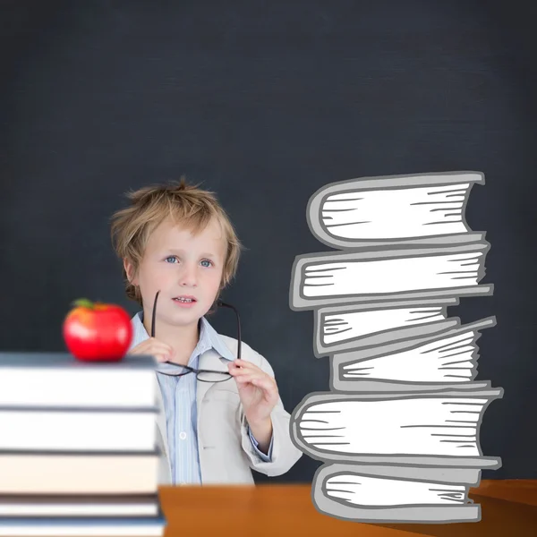 Aprender contra la manzana roja en la pila de libros —  Fotos de Stock