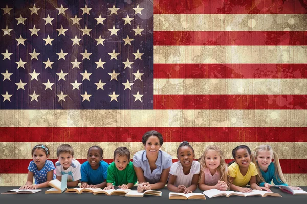 Ученики с учителем против флага США — стоковое фото