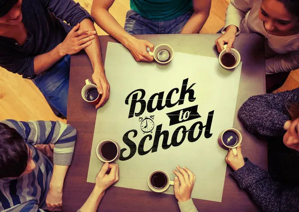 Lidé pití kávy proti zpět do školy — Stock fotografie