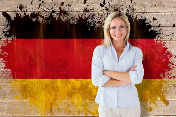 Студент улыбается против германского флага — стоковое фото