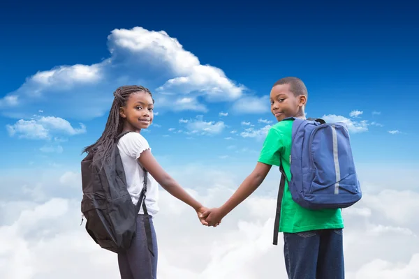 Schüler halten Händchen gegen den Himmel — Stockfoto