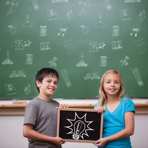 Sevimli öğrenci kara tahta gösterilen — Stok fotoğraf