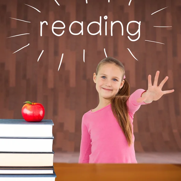 Чтение против красного яблока на груде книг — стоковое фото