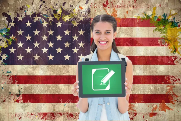 Studentin zeigt Tablet gegen US-Flagge — Stockfoto