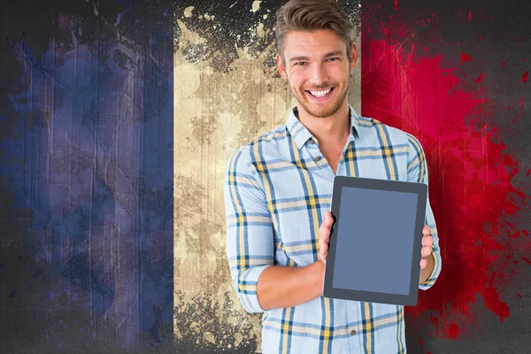 Студент показывает планшет против флага Франции — стоковое фото
