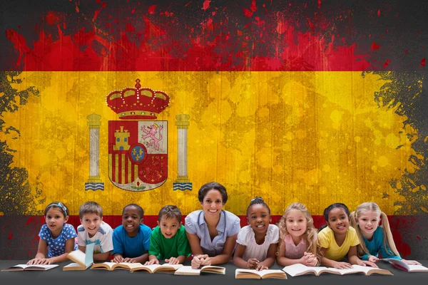 Žáci s učitelem proti Španělsku vlajky — Stock fotografie
