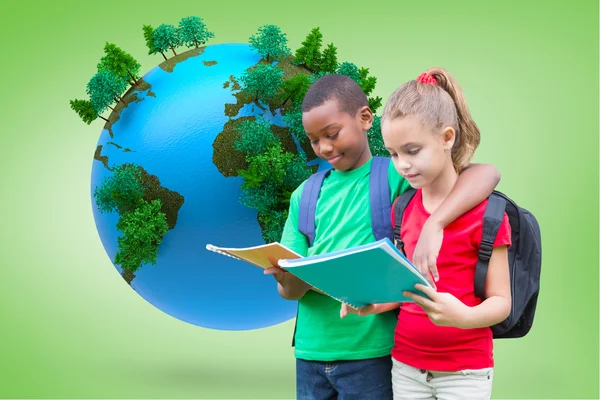 Leerlingen lezen tegen vignet met globe — Stockfoto