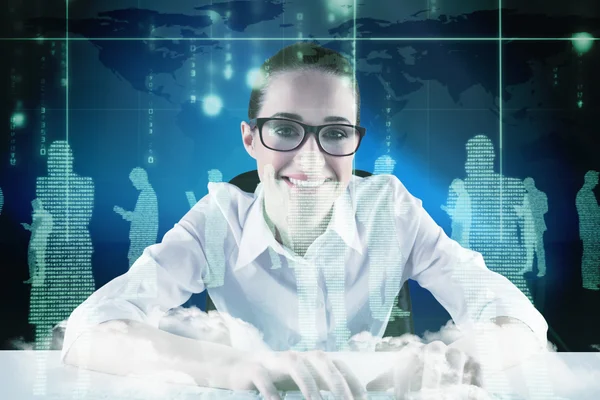 Mujer de negocios escribiendo en un teclado — Foto de Stock