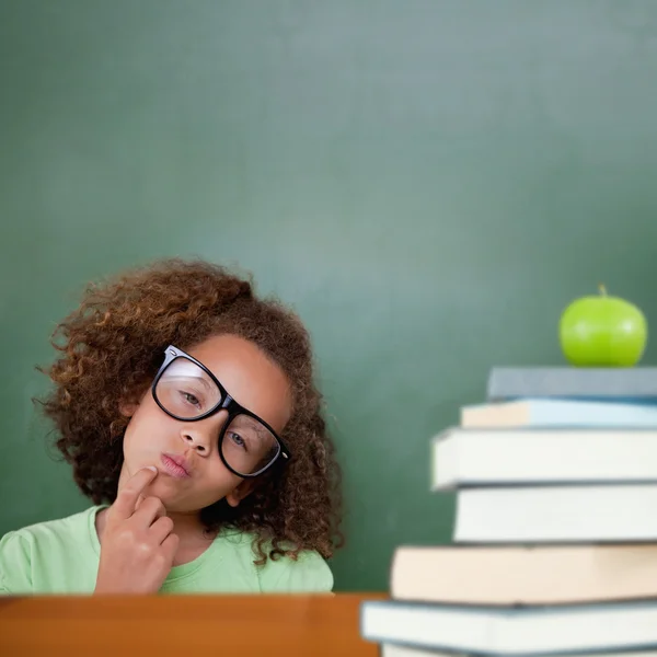 Zusammengesetztes Bild des niedlichen Schülerdenkens — Stockfoto