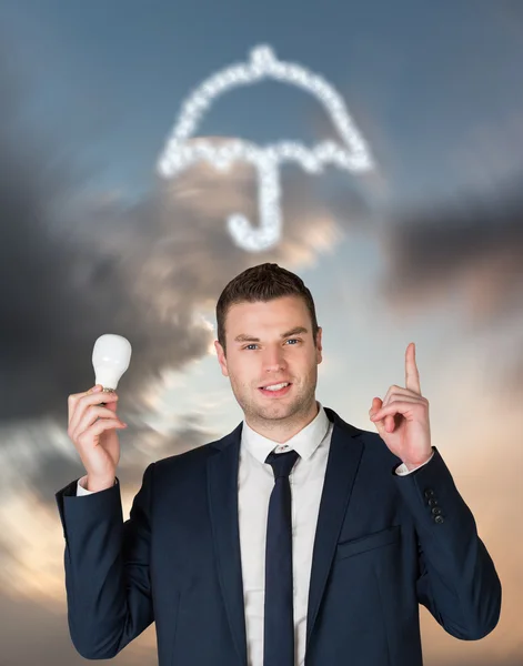 Uomo d'affari che tiene lampadina e punta — Foto Stock