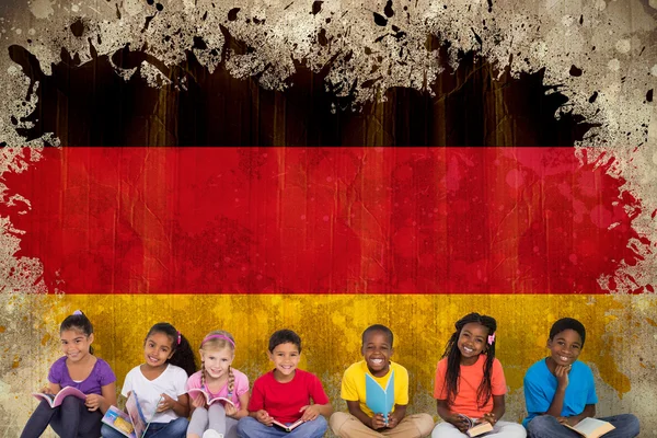 Leerlingen lezen boeken tegen Duitsland flag — Stockfoto