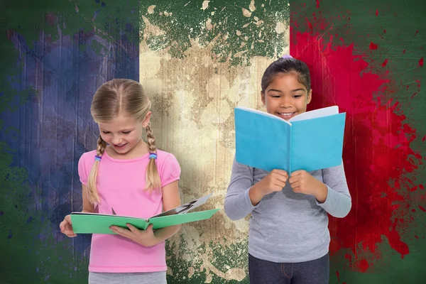 Μαθητές ανάγνωση κατά τη σημαία της Γαλλίας — Φωτογραφία Αρχείου