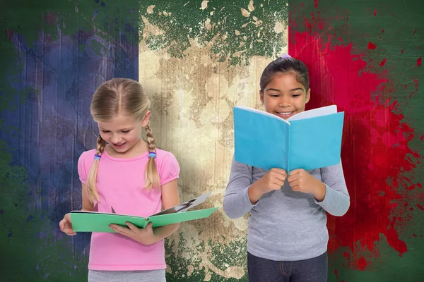 Alunos lendo contra bandeira da frança — Fotografia de Stock