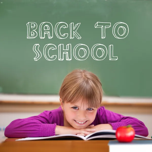 Terug naar school bericht tegen leerling — Stockfoto