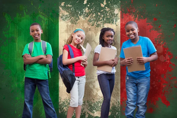 Niedliche Schüler gegen Italien-Flagge — Stockfoto