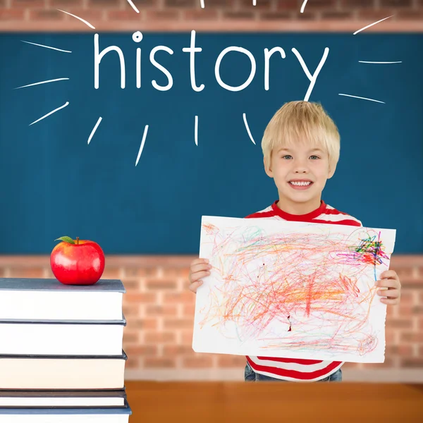 История против красного яблока на куче книг в классе — стоковое фото