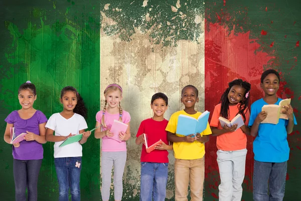 Alumnos leyendo libros contra bandera italia — Foto de Stock