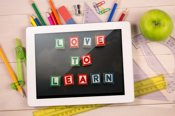 Imagem composta de tablet digital na mesa dos alunos — Fotografia de Stock