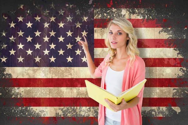 Studentin liest gegen US-Flagge — Stockfoto