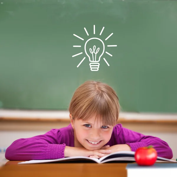 Apfel auf Bücherstapel gegen Schüler — Stockfoto