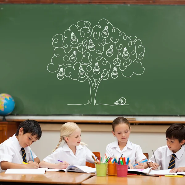 Idee boom tegen schattig leerlingen — Stockfoto