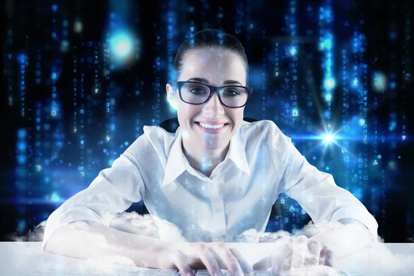 Mujer de negocios escribiendo en un teclado — Foto de Stock