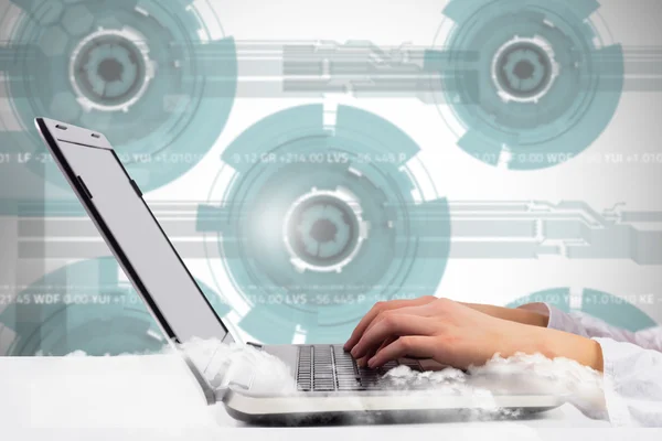 Woman typing on her laptop — Stock Photo, Image