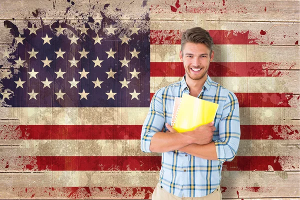 Estudiante sonriendo contra bandera de EE.UU. — Foto de Stock