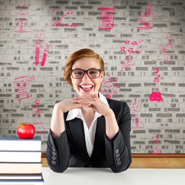 Redhead leraar zit aan Bureau — Stockfoto