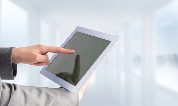 Immagine composita di donna d'affari utilizzando un tablet pc — Foto Stock