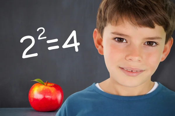 Niño contra manzana delante de pizarra — Foto de Stock